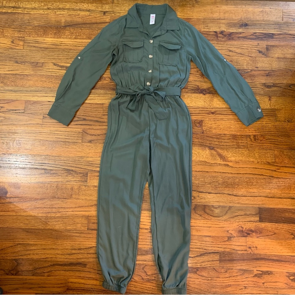 Justice Green Belted Romper Jumpsuit
Viscose Silk Material
Size 8 Medium - Picture 9 of 16